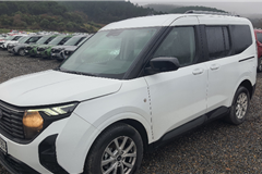 53 - 2025 Ford Tourneo Courier 1.0 Titanium 