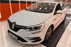 2 - 2023 Renault Megane 1.3 TCe Touch 