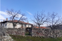 MANİSA SELENDİ TAVAK MAHALLESİ’NDE 2.552,42 M² ARSA ÜZERİNDE MÜSTAKİL EV VE AHIR